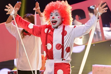 “Kiến càng” Phạm Văn Mách hóa trang thành chú hề nhảy nhót