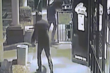 Ép bạn uống rượu không được, rút súng bắn bạn 6 phát