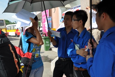 “Rất yên tâm khi được sinh viên tình nguyện hỗ trợ”