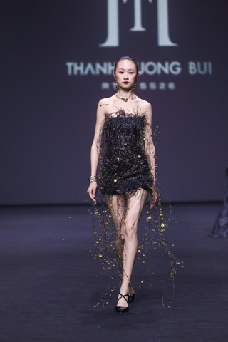 Hoàng Thùy dát hơn 100 lá vàng lên người, diễn vedette ở Thượng Hải - 9