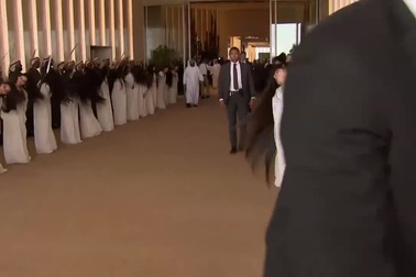 Khoảnh khắc dàn thiếu nữ áo trắng múa tóc chào đón Tổng thống Trump gây sốt