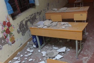 3 học sinh lớp 1 nhập viện cấp cứu do mảng vữa trần phòng học rơi trúng đầu