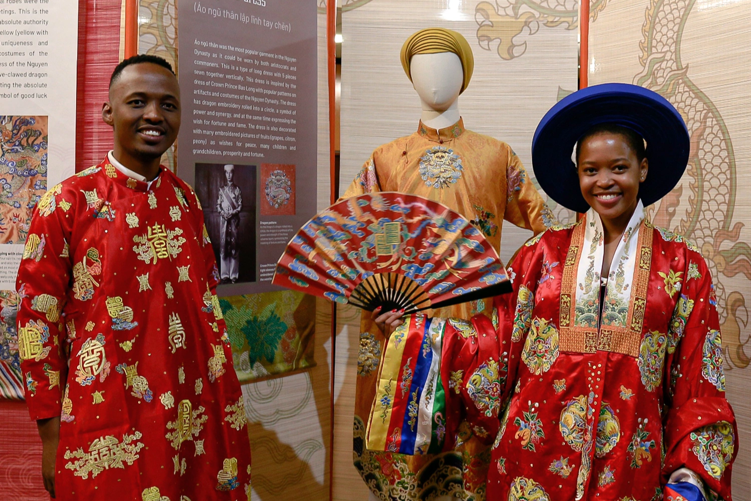Nhà thiết kế mang trang phục "vua", "hoàng hậu" của Việt Nam ra thế giới