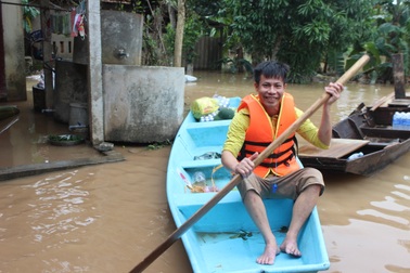 Những "người vận chuyển" trong lũ dữ