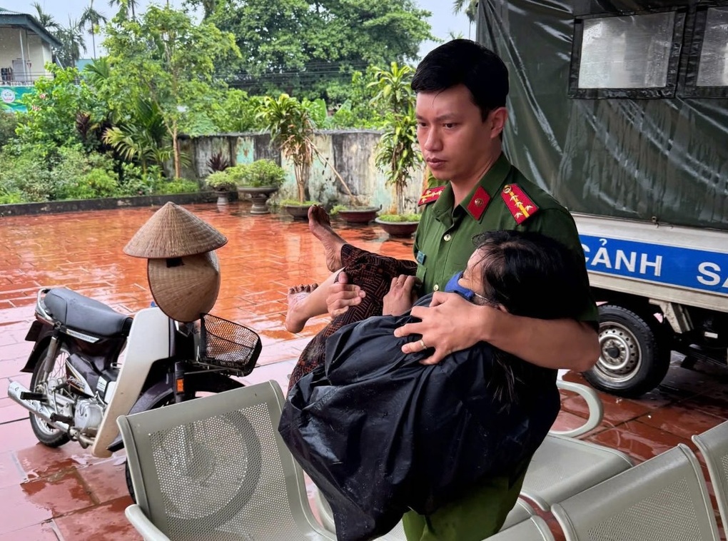 Công an cứu người phụ nữ nằm bất động trên đường trong cơn mưa - 2 Công an cứu người phụ nữ nằm bất động trên đường trong cơn mưa - 2
