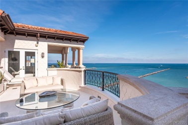 Căn penthouse xa hoa ngắm trọn view biển giá 20 triệu USD của tỷ phú Canada