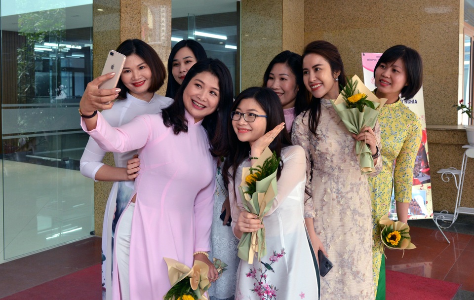Bất ngờ hình ảnh nữ Cảnh sát giao thông duyên dáng với áo dài - 3 Bất ngờ hình ảnh nữ Cảnh sát giao thông duyên dáng với áo dài - 3