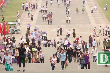 Hàng vạn người đổ về Đền Hùng trước ngày chính giỗ