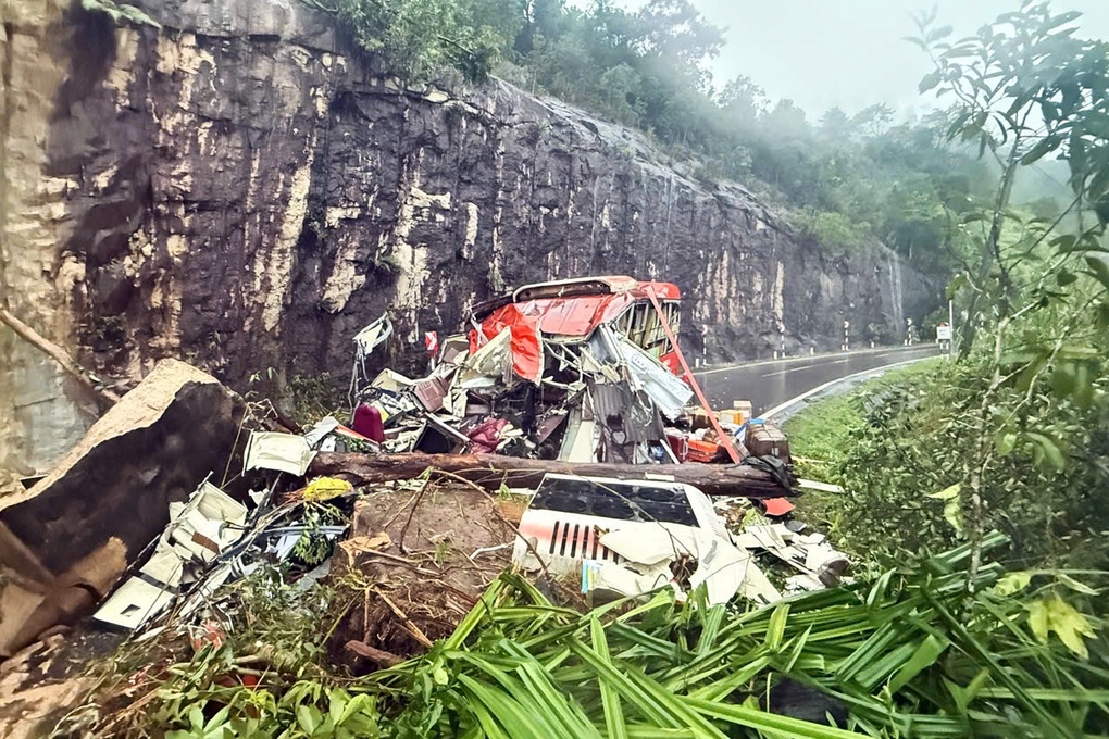 Nạn nhân vụ đá đè xe khách: Tiếng la hét kêu cứu vang khắp chiếc xe bẹp rúm - 1 Nạn nhân vụ đá đè xe khách: Tiếng la hét kêu cứu vang khắp chiếc xe bẹp rúm - 1
