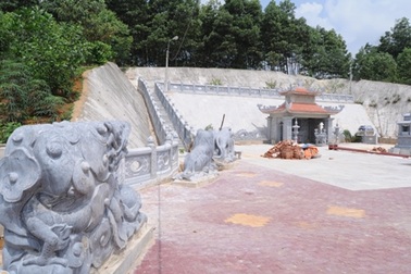 Đại gia Yên Bái: Xẻ núi xây mộ đá 15 tỷ