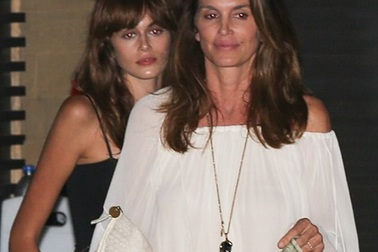 Siêu mẫu Cindy Crawford sánh đôi cùng con gái “bản sao”