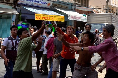 Việc rải tiền mệnh giá lớn đã kích động lòng tham của người khác?!