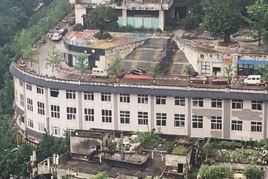 Ngỡ ngàng với đường cho ô tô chạy trên... nóc nhà cao tầng