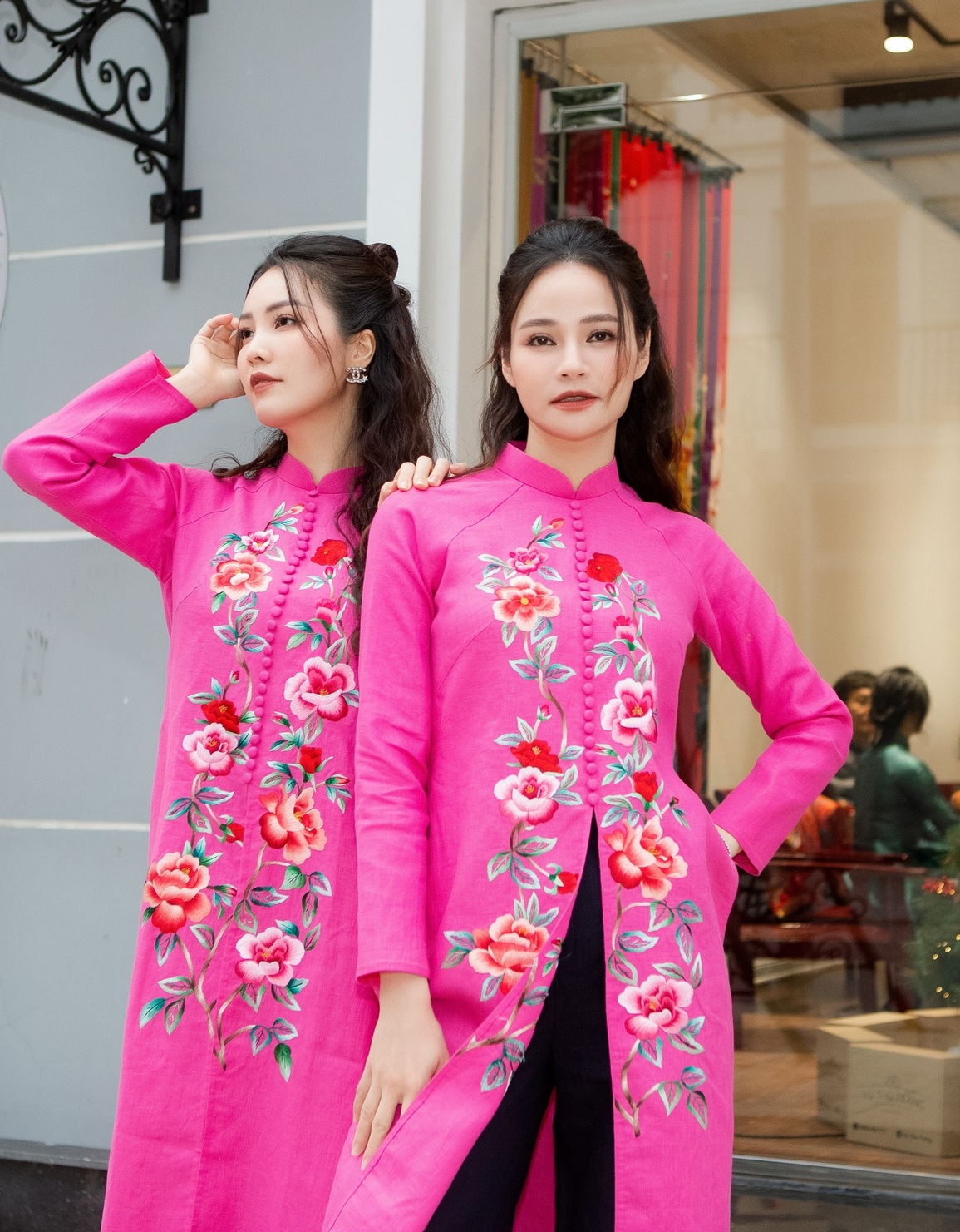 Á hậu Thụy Vân, BTV Thu Hương đọ nhan sắc với áo dài NTK Vũ Thu Trang - 5 Á hậu Thụy Vân, BTV Thu Hương đọ nhan sắc với áo dài NTK Vũ Thu Trang - 5