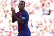 Ronaldinho lừa bóng điệu nghệ, khiến huyền thoại MU… chóng mặt