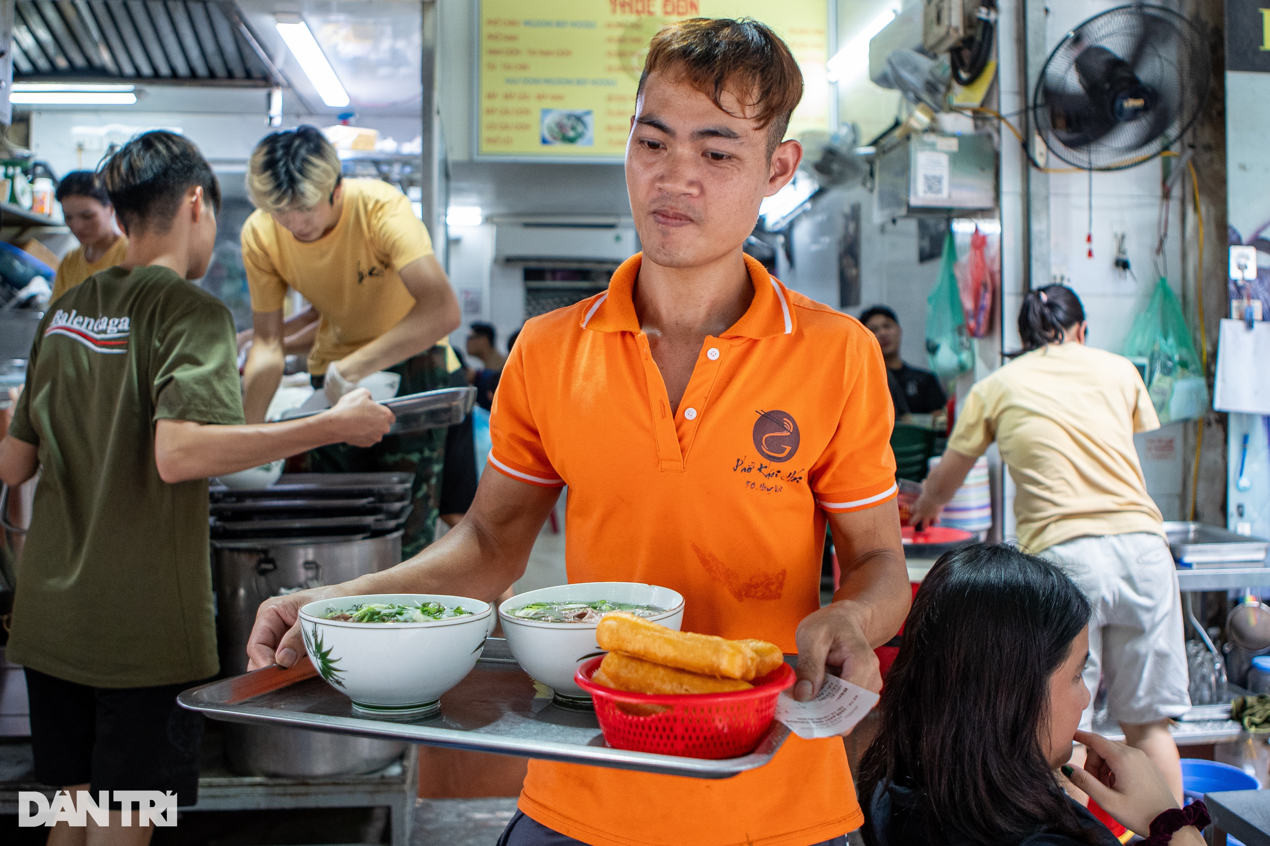 View - Khách Tây nườm nượp kéo đến ăn thử quán phở vỉa hè được Michelin đề xuất | Báo Dân trí