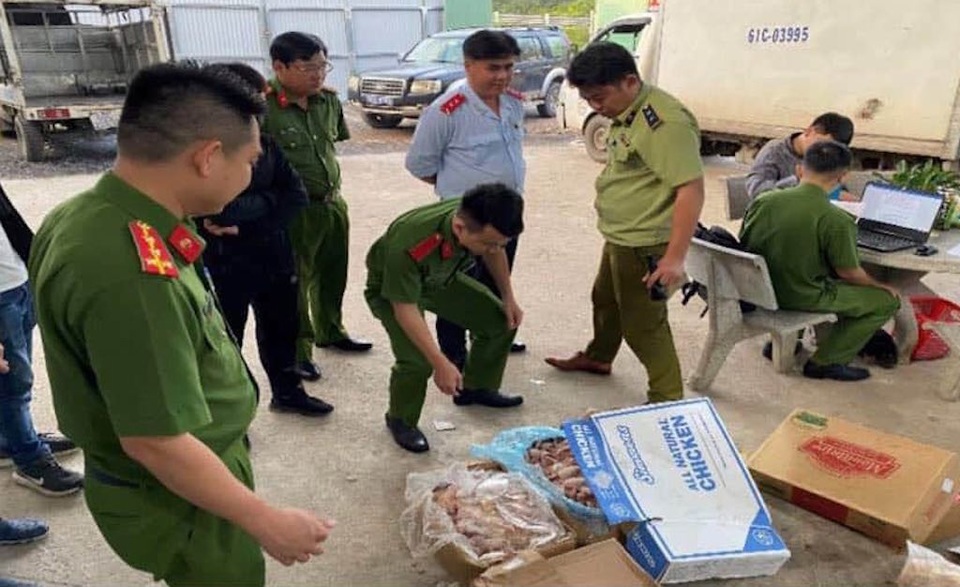 Phát hiện 1 tấn thịt gà hết hạn sử dụng chuẩn bị đưa ra quán cơm - 1