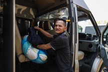 Tài xế TPHCM mang chăn gối, ăn ngủ 2 ngày đêm chờ đăng kiểm xe