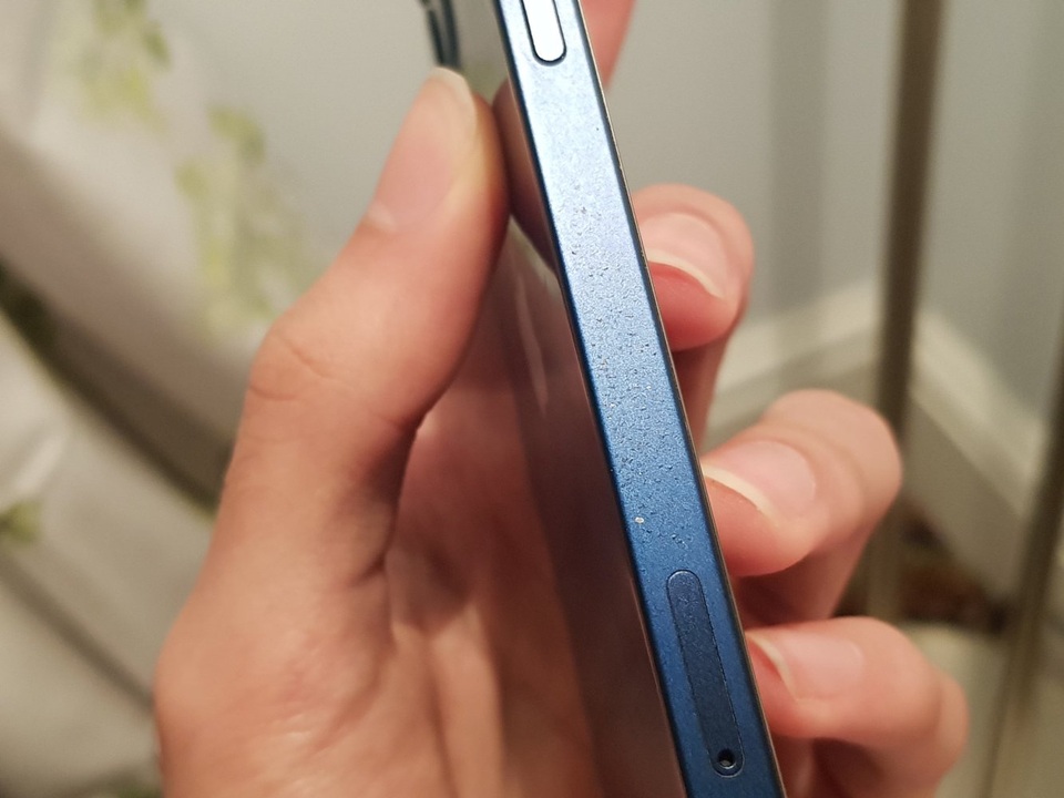 Cạnh viền iPhone 12 có hiện tượng bị bay màu, dù luôn đeo ốp cẩn thận - 2 Cạnh viền iPhone 12 có hiện tượng bị bay màu, dù luôn đeo ốp cẩn thận - 2
