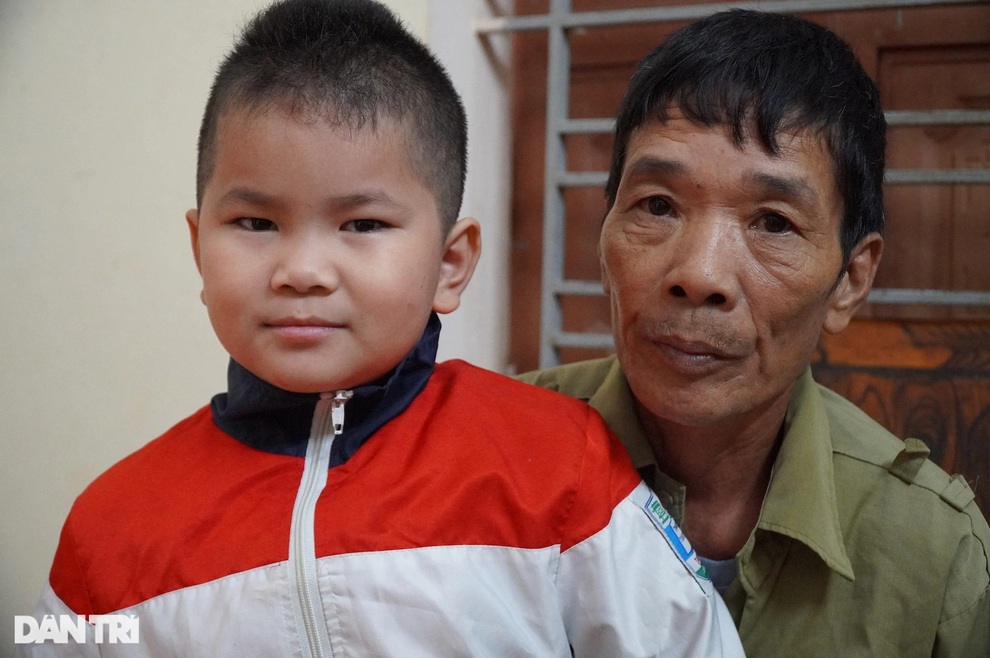 Thương người phu hồ già oằn mình xách vữa nuôi vợ bạo bệnh cùng 3 cháu nội - 2 Thương người phu hồ già oằn mình xách vữa nuôi vợ bạo bệnh cùng 3 cháu nội - 2