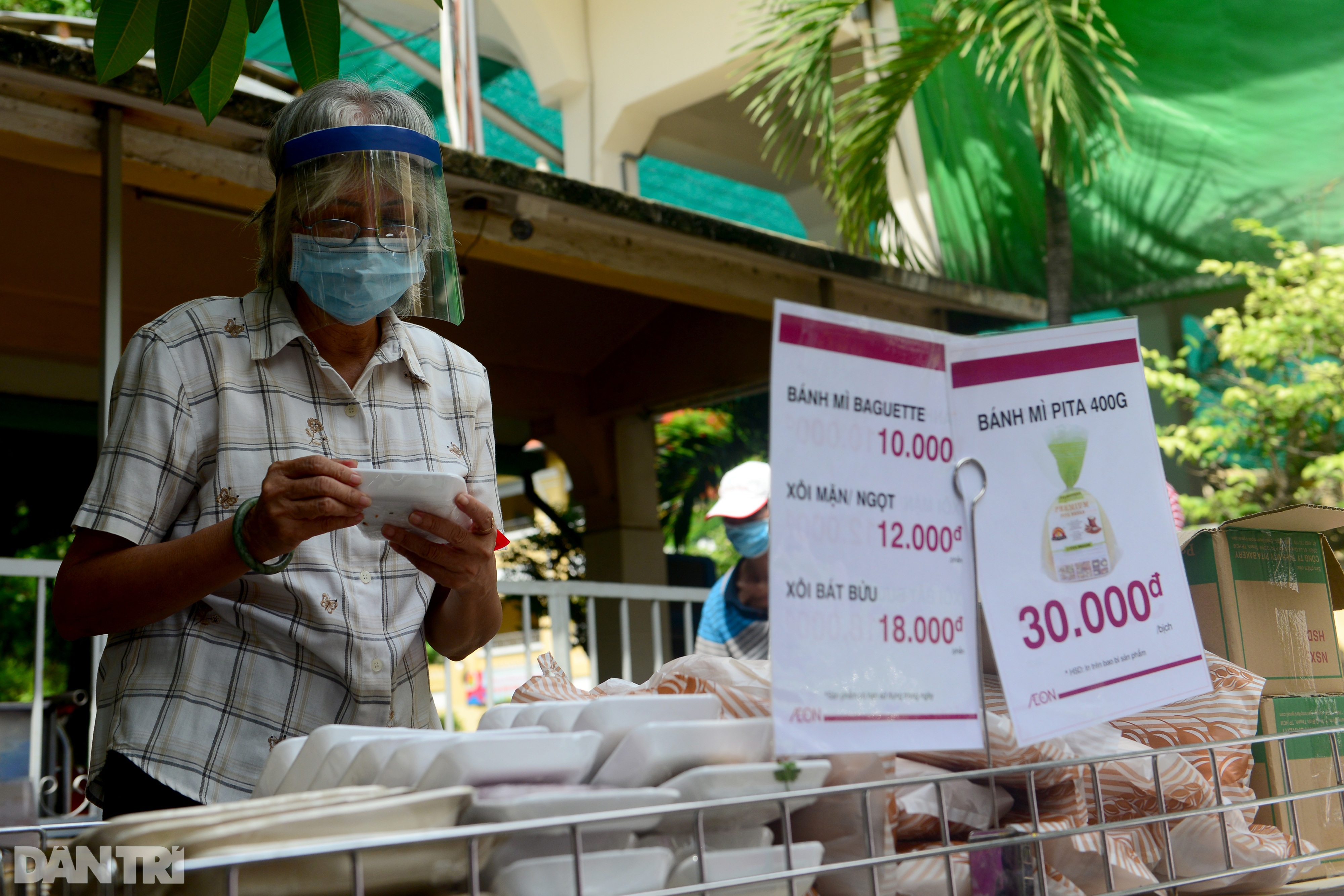 Dân Sài Gòn xếp hàng dài trăm mét chờ mua thực phẩm ở siêu thị dã chiến - 6 Dân Sài Gòn xếp hàng dài trăm mét chờ mua thực phẩm ở siêu thị dã chiến - 6