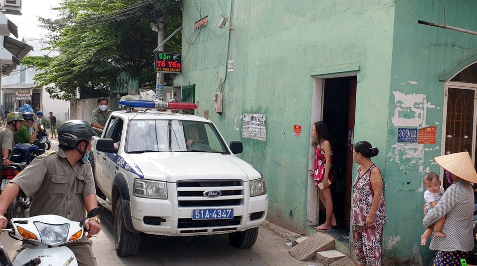 Bắt tạm giam người phụ nữ tạt xăng đốt chồng vì mâu thuẫn - 1 Bắt tạm giam người phụ nữ tạt xăng đốt chồng vì mâu thuẫn - 1
