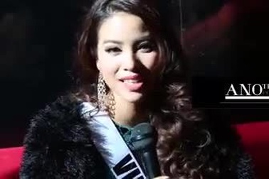 Phạm Hương hát Hello Việt Nam