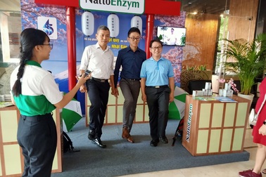 Hơn 1.000 dân văn phòng đứng một chân kiểm tra nguy cơ đột quỵ