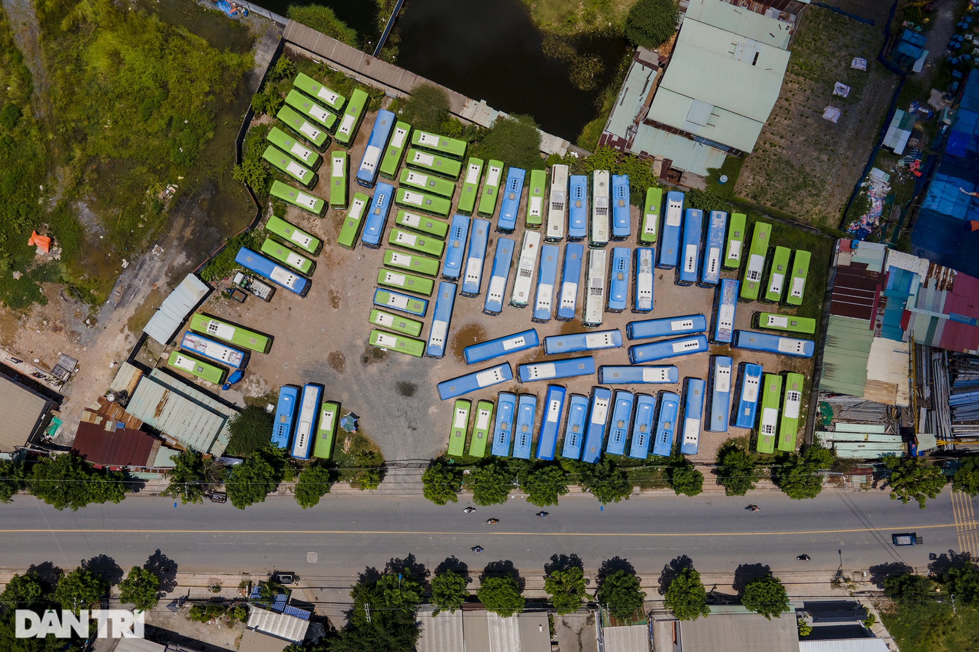 Tài xế xe buýt ở TPHCM một mình một ngựa xông pha chống dịch Covid-19 - 9 Tài xế xe buýt ở TPHCM một mình một ngựa xông pha chống dịch Covid-19 - 9