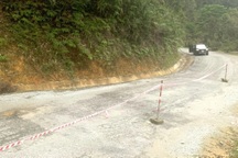 Đường độc đạo sụt lún, sạt lở, xã biên giới Đà Nẵng có nguy cơ bị cô lập