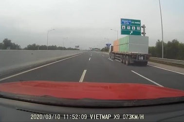 Hú hồn đánh lái gấp để né “vật thể bay” trên đường cao tốc