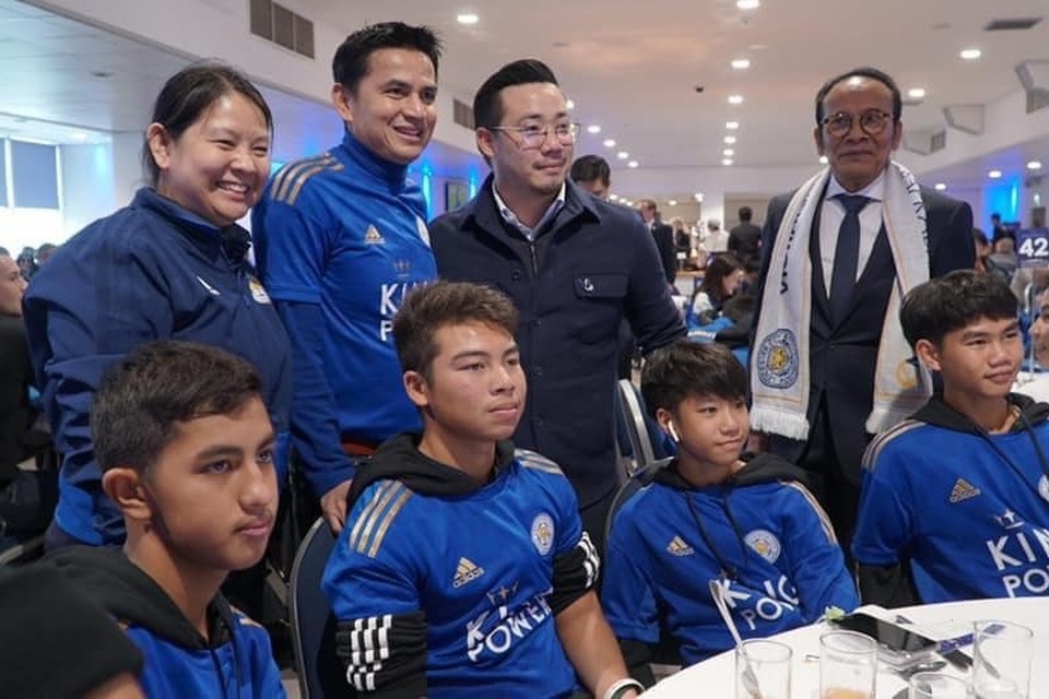 HLV Kiatisuk mừng ngôi vô địch FA Cup của Leicester City - 2 HLV Kiatisuk mừng ngôi vô địch FA Cup của Leicester City - 2