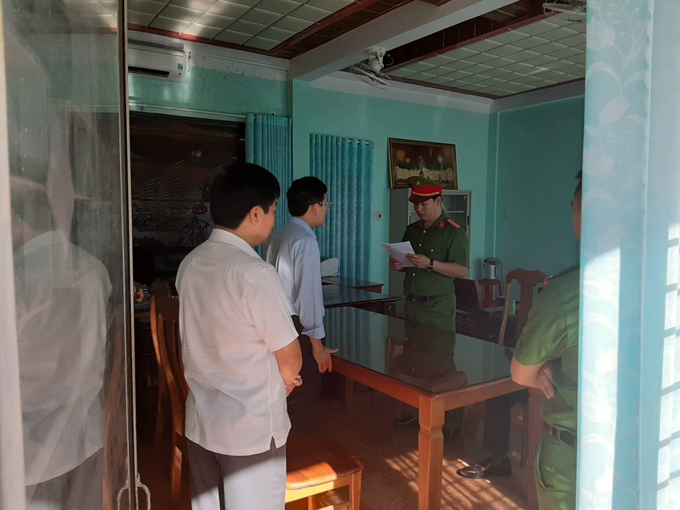 Bắt giam Chủ tịch huyện để điều tra hành vi tham ô tài sản - 2 Bắt giam Chủ tịch huyện để điều tra hành vi tham ô tài sản - 2