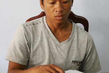 Đang bế con đi bộ, bị giật dây chuyền vàng