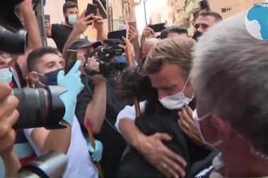 Tổng thống Pháp ôm an ủi một phụ nữ tại Li Băng