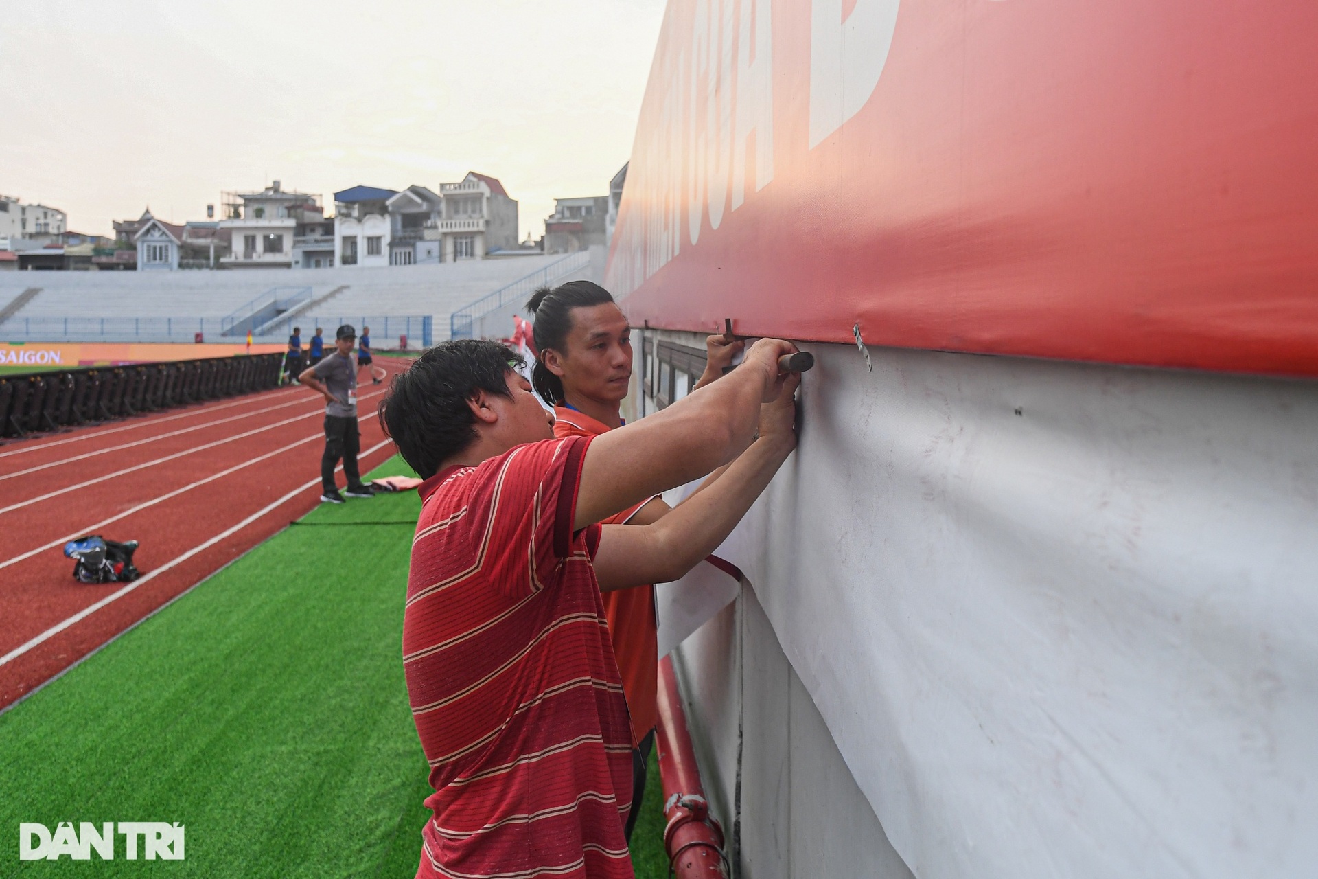 Sân Lạch Tray lột xác với món quà đặc biệt dành tặng HLV Troussier - 12 Sân Lạch Tray lột xác với món quà đặc biệt dành tặng HLV Troussier - 12