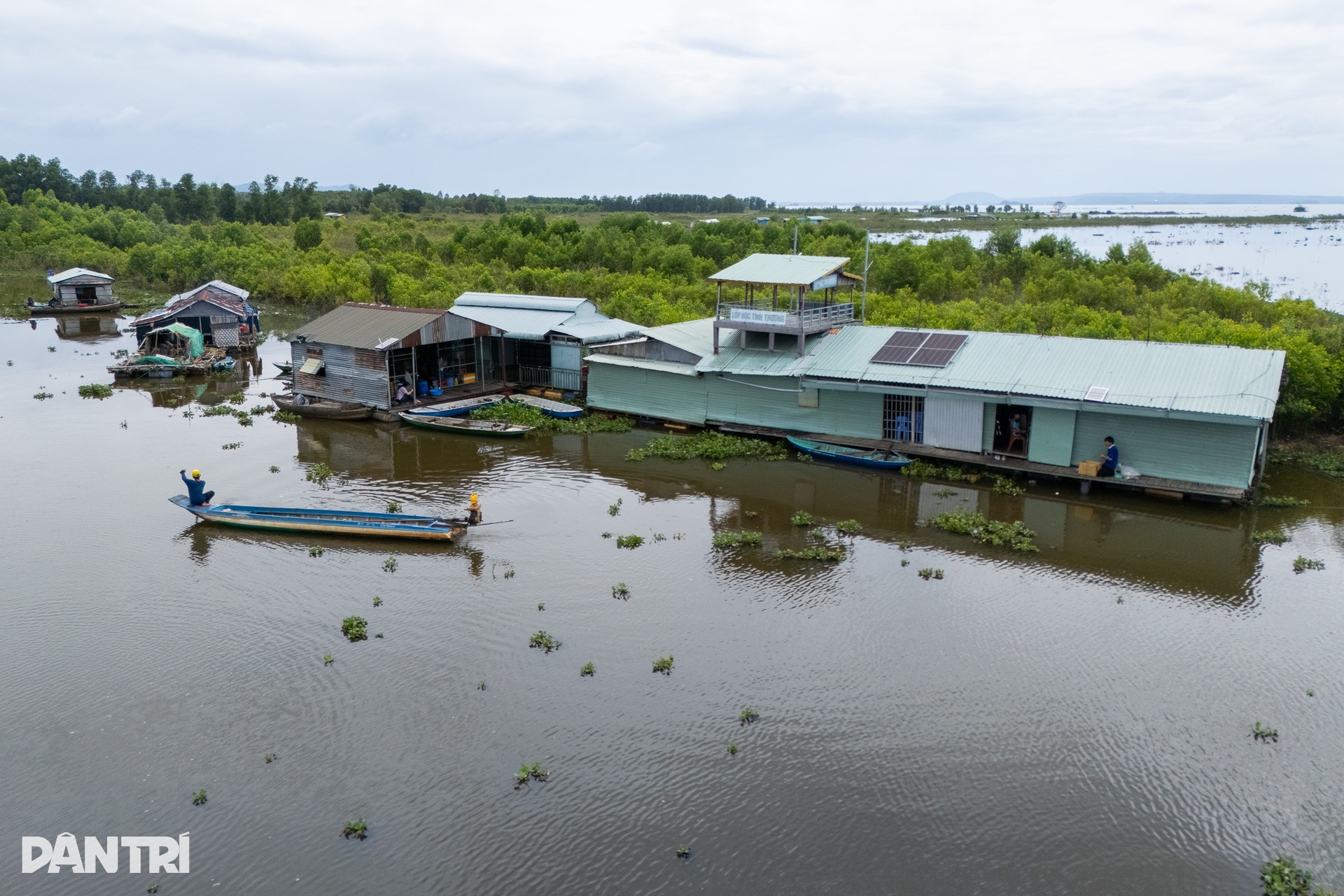 Cô giáo của những đứa trẻ “ba không” giữa lòng hồ Trị An - 3