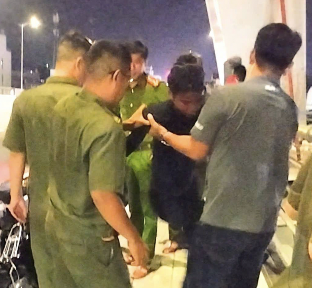 Chiêu trò của cô gái giả vờ nhảy cầu để lừa tiền người đi đường - 1 Chiêu trò của cô gái giả vờ nhảy cầu để lừa tiền người đi đường