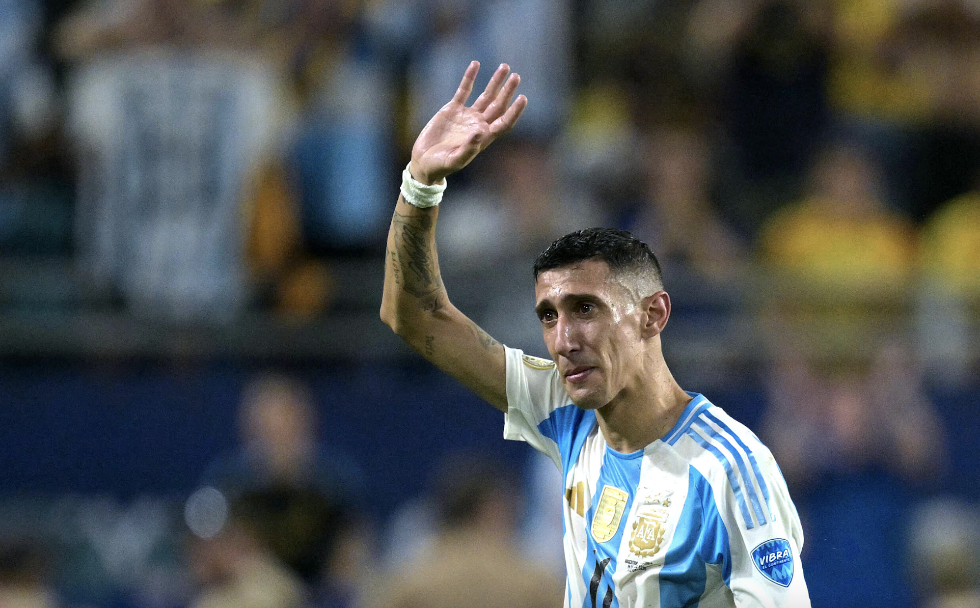 Di Maria nghẹn ngào chia tay, HLV Scaloni muốn Messi dự World Cup 2026 - 1