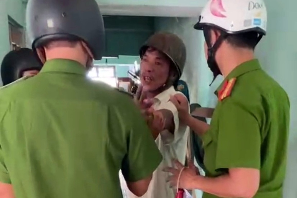 Dùng rựa chém vợ vì nói lời khó nghe qua điện thoại - 1 Dùng rựa chém vợ vì nói lời khó nghe qua điện thoại - 1