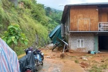 Mưa lớn khiến đất đá sạt lở vào nhà, đè một phụ nữ tử vong