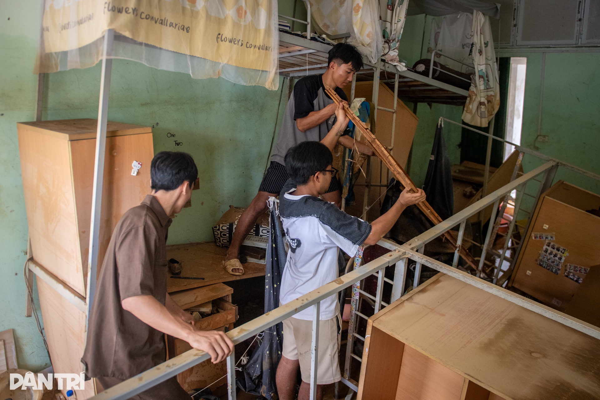 ថៃ ង្វៀន៖ សាលារៀនលិចក្នុងភក់ បន្ទាប់ពីទឹកស្រកចុះ - ១៧ Thái nguyên: Trường lớp ngập trong bùn lũ sau khi nước rút - 17