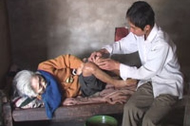 Cậu học trò xuất sắc 3 năm nuôi mẹ liệt giường 