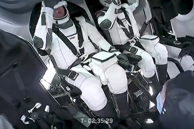 Các phi hành gia tập luyện trước khi được phóng lên vũ trụ bằng Crew Dragon