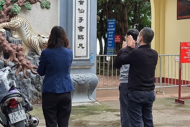 Nhiều người đi lễ Phủ Tây Hồ trong ngày đầu nới lỏng cách ly xã hội