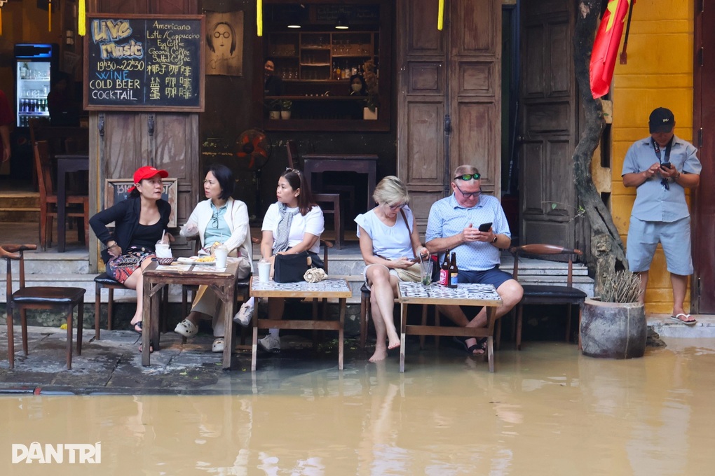 Chiêu độc lạ thu hút du khách khi nước lụt về - 1 Chiêu độc lạ thu hút du khách khi nước lụt về - 1