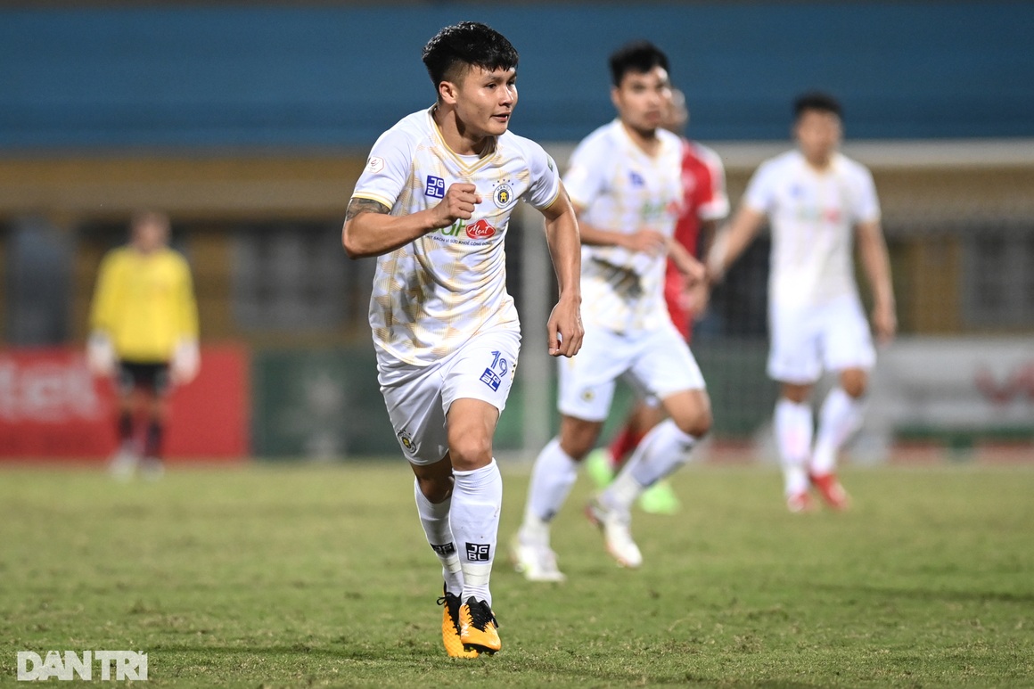 Quang Hải mắt đỏ hoe, ngậm ngùi nhìn khán giả trong ngày chia tay V-League - 2 Quang Hải mắt đỏ hoe, ngậm ngùi nhìn khán giả trong ngày chia tay V-League - 2