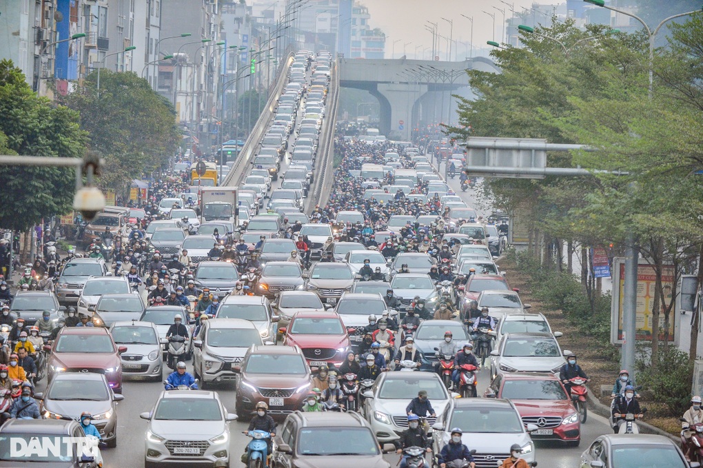 Giao thông tại điểm nóng Ngã Tư Sở - Láng ngày đầu phân luồng - 2 Giao thông tại điểm nóng Ngã Tư Sở - Láng ngày đầu phân luồng - 2