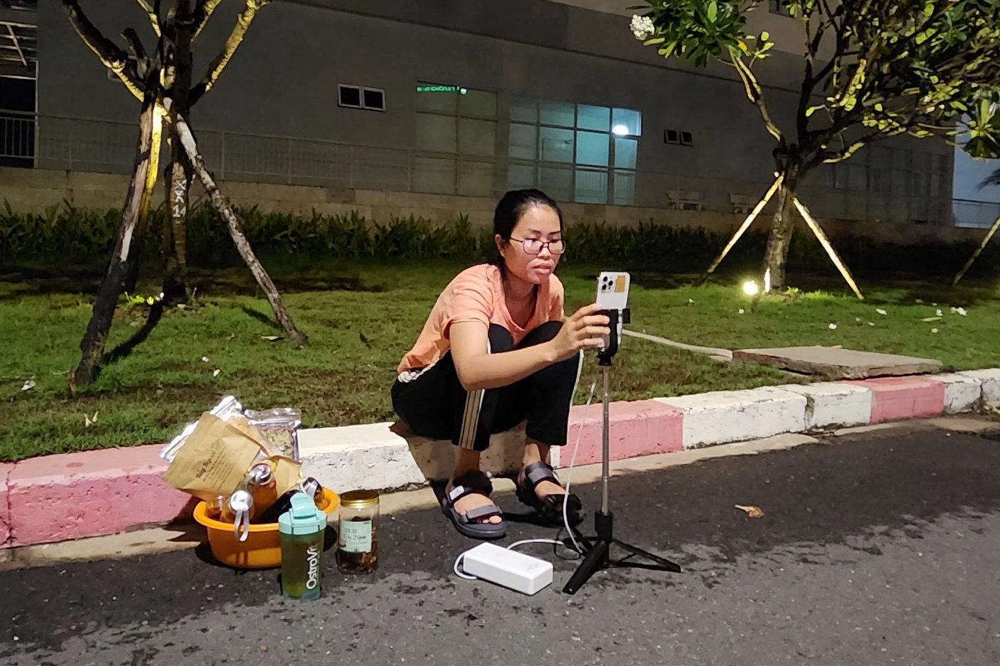 রাতে হাসপাতালে একক মা লাইভস্ট্রিম করেন, সকালে তার সন্তানের সাথে ক্যান্সারের সাথে লড়াই করেন - ১ Mẹ đơn thân đêm livestream ở bệnh viện, sáng cùng con chiến đấu với ung thư - 1