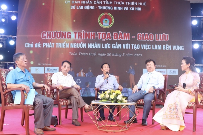 Lãnh đạo các Sở, ban, ngành, đoàn thể, đơn vị tuyển dụng lao động tham gia toạ đàm, giải đáp các chính sách liên quan đến lao động, việc làm, tuyển sinh học nghề